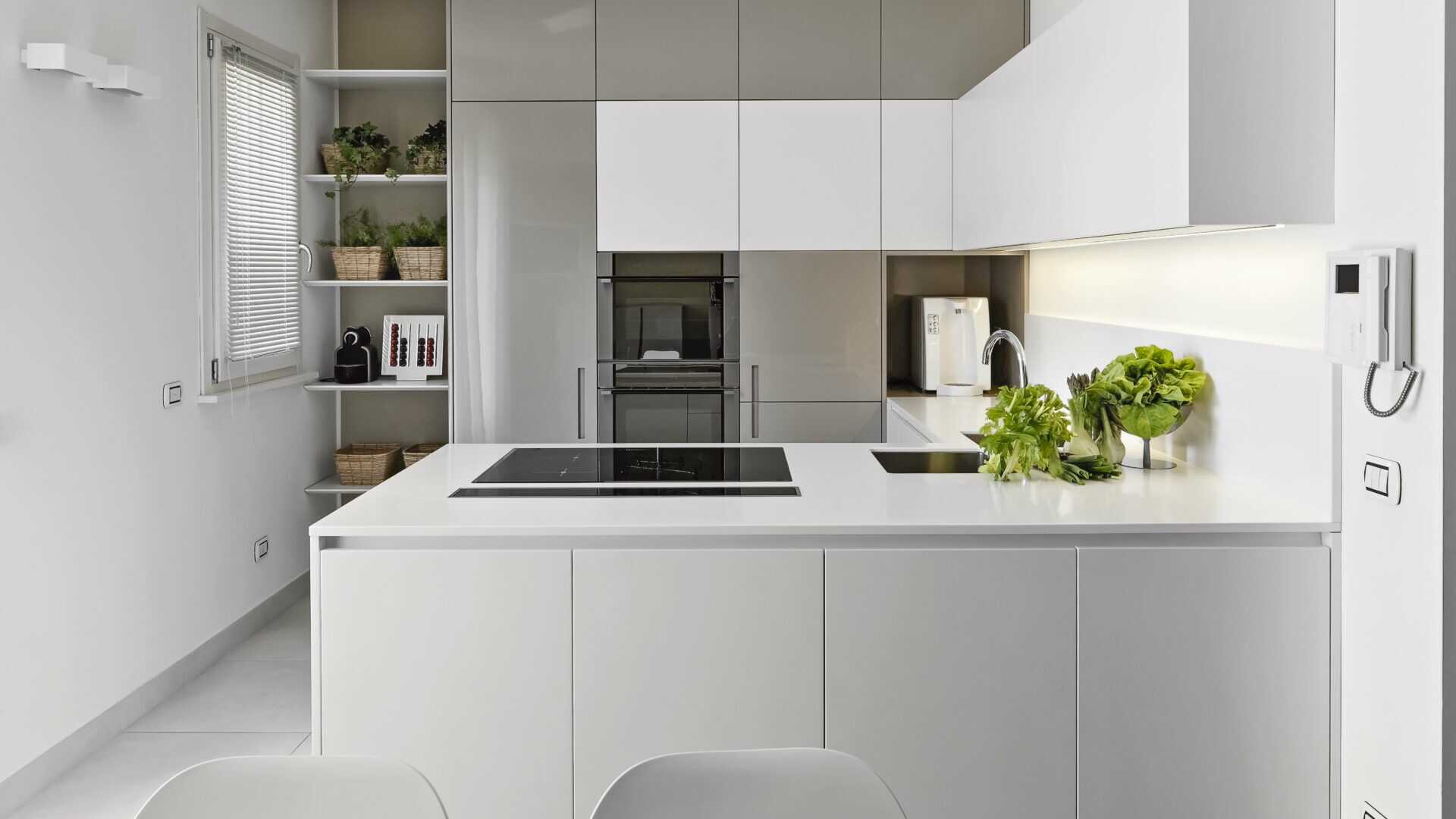 Weiße Küche mit beigen Schränken