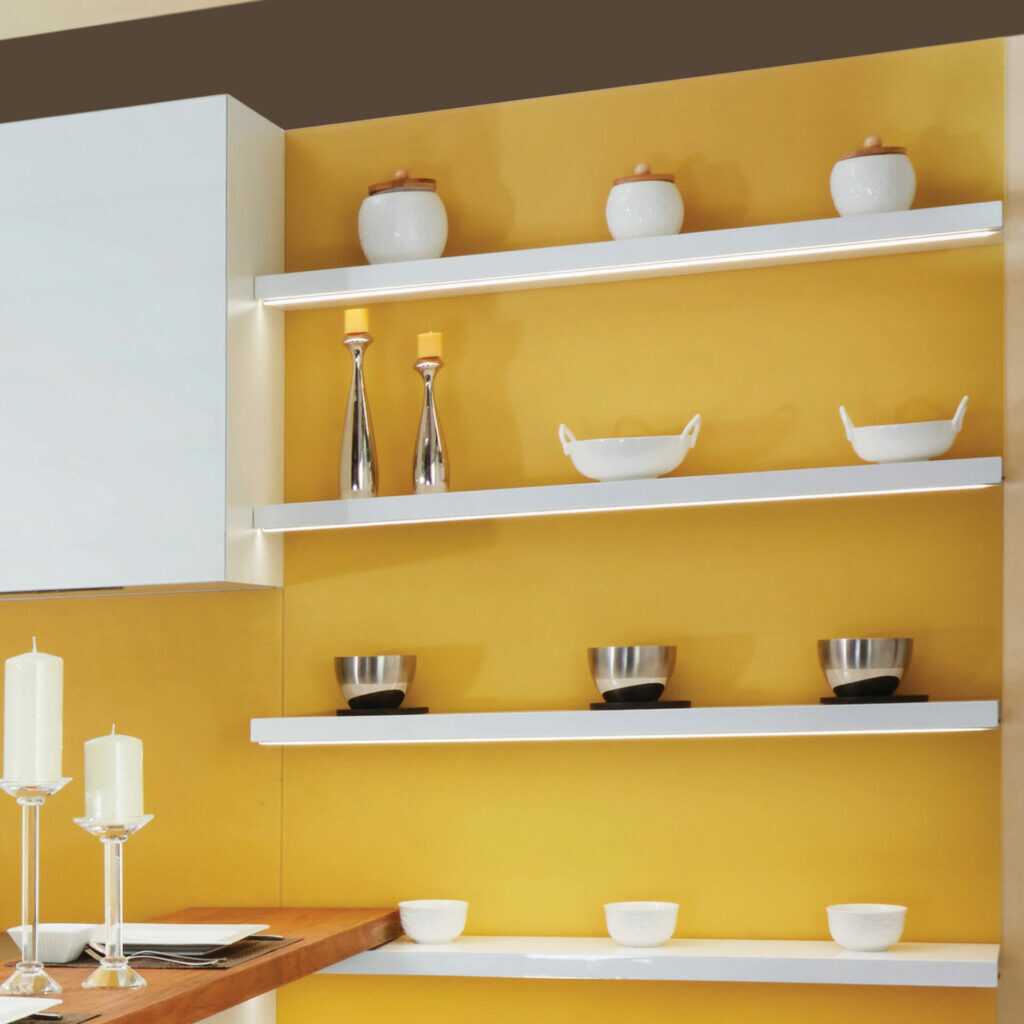 Wandboard weiss mit gelber Wand