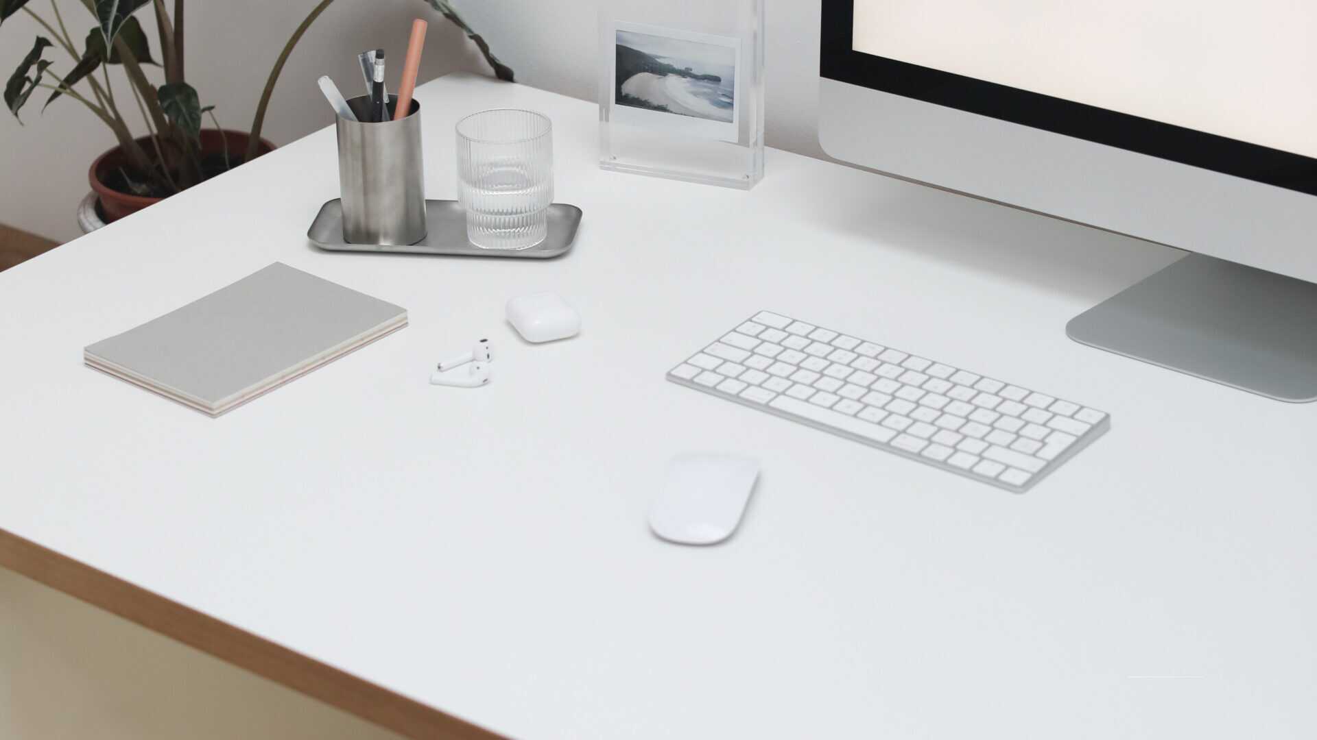 Weißer Büroschreibtisch