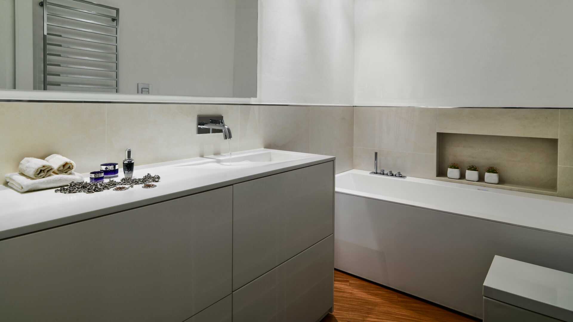 Weißes Badezimmer mit grauen Fronten