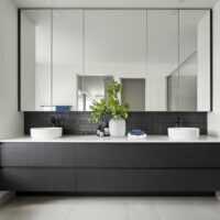 Dunkelgrauer Waschbeckenunterschrank