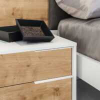 Weißer Nachtschrank und Holzfront