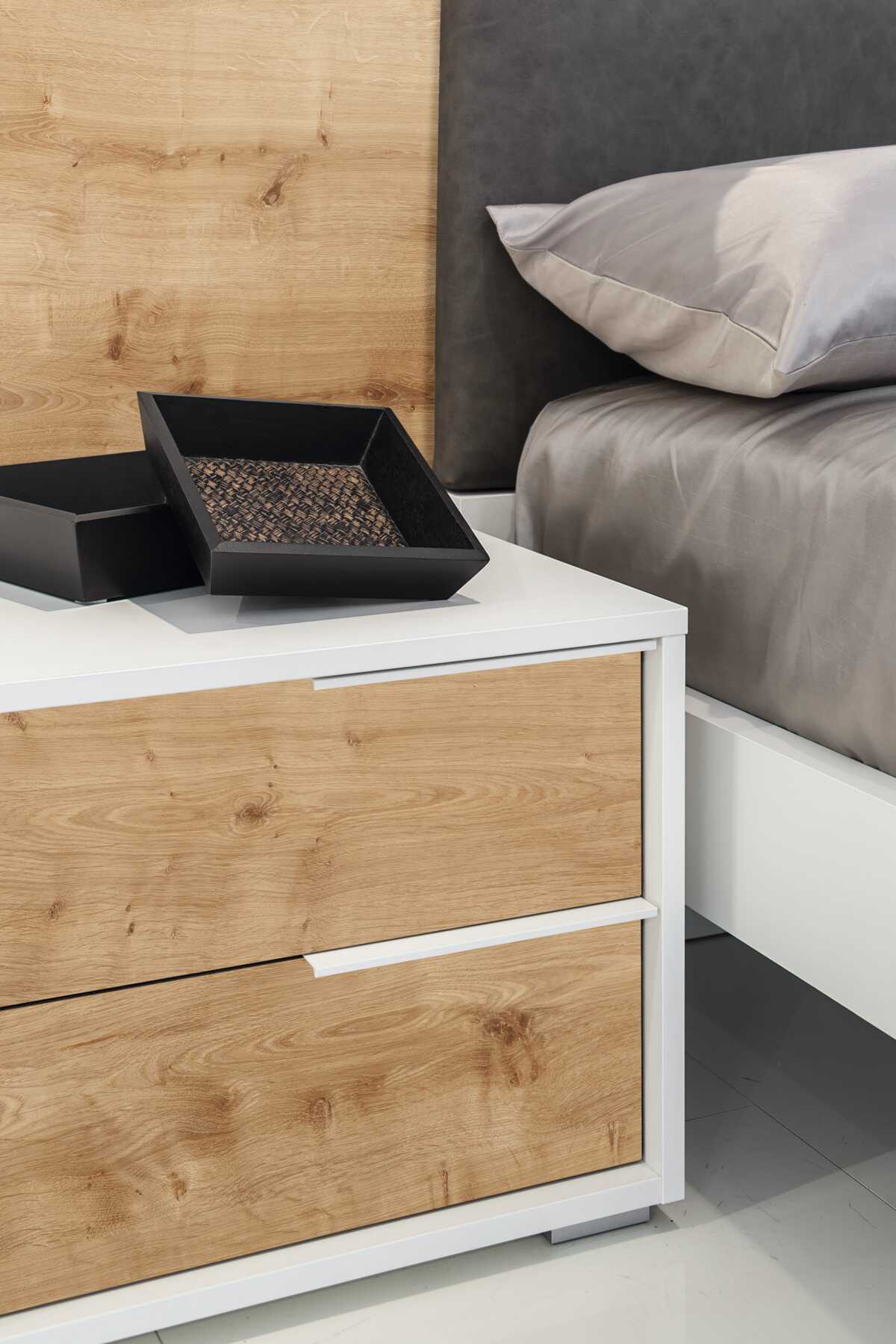 Weißer Nachtschrank und Holzfront