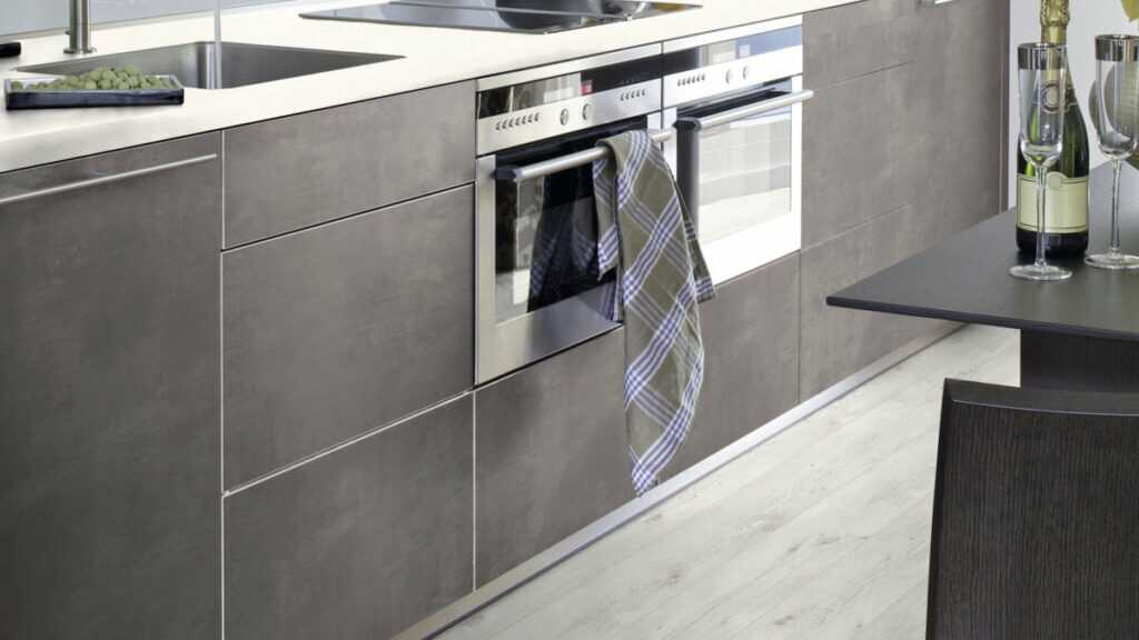 Dunkelgraue Küche mit weißer Arbeitsplatte