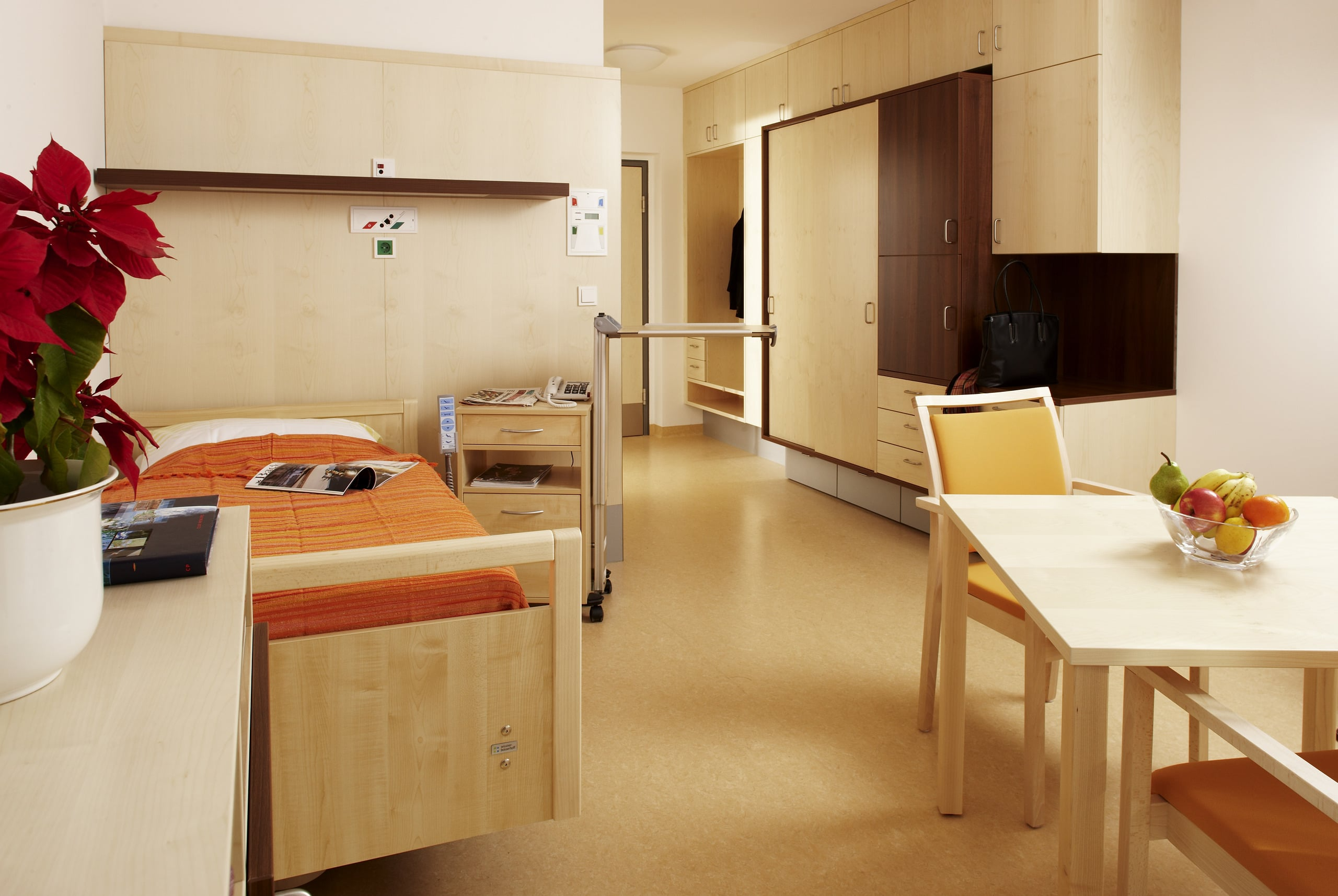 AHfu101L_Ahorn Europ furniert_Zimmer Seniorenzentrum Hillinger