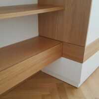 Holzschrank mit weißer Front