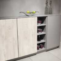 Hellgrauer Schrank mit Holzfront