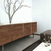 Beiger Schrank mit dunkler Holzfront