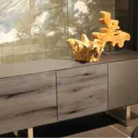 Dunkelgrauer Schrank mit Holzfront