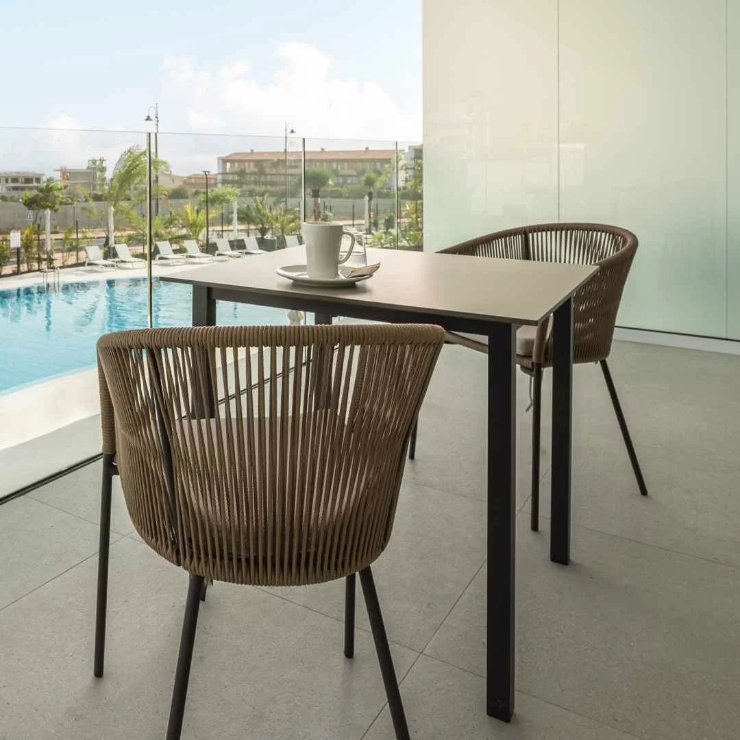 0026NN_NW_Prado Alugrau_Tischplatte 2 Balkontisch in wunderschöner Landschaft mit Prado Alugrau Tischplatte