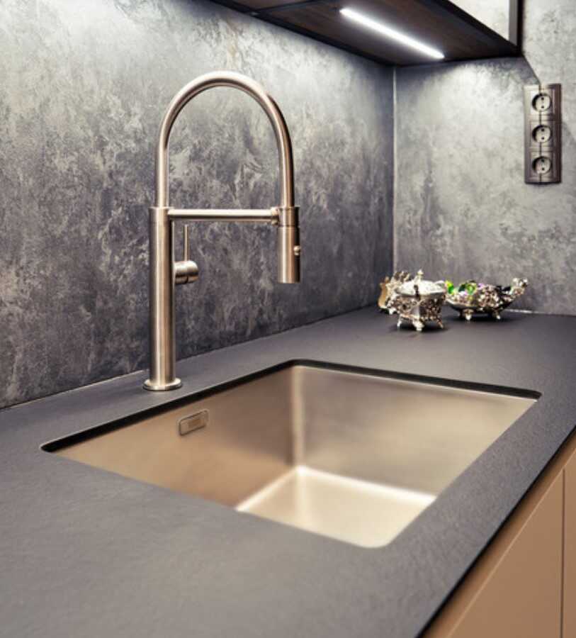 Complactarbeitsplatte, HPL Arbeitsplatte in einer modernen Küche, Spüle mit Wasserhahn