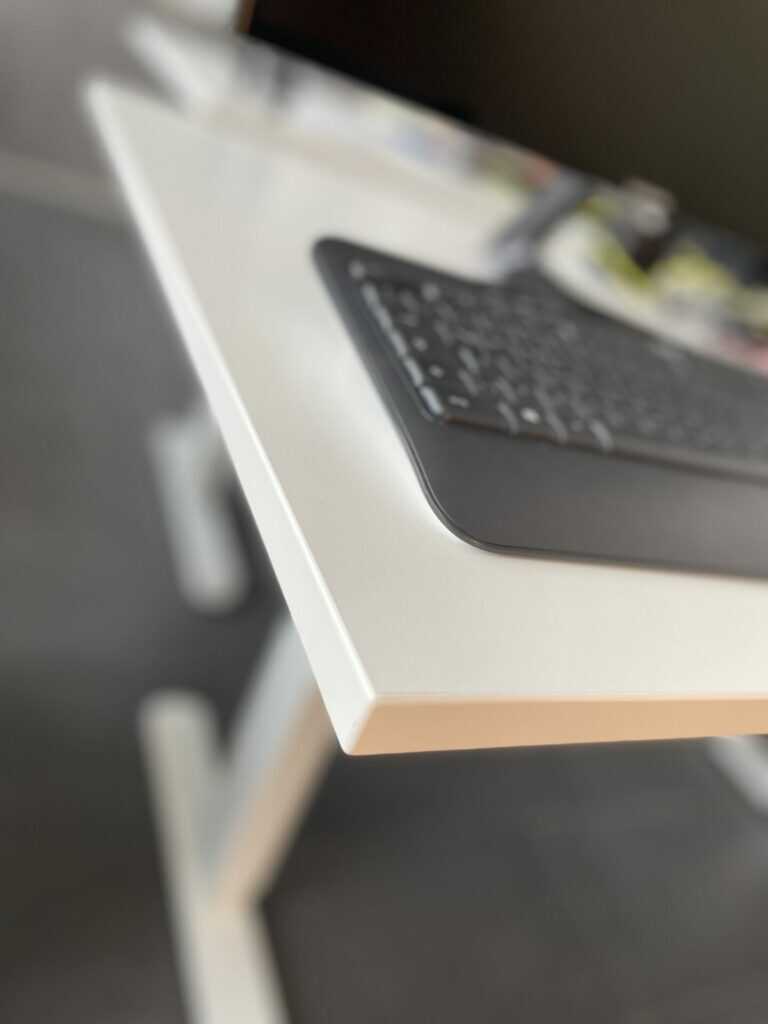 Tischplatte Weiss mit Tastatur