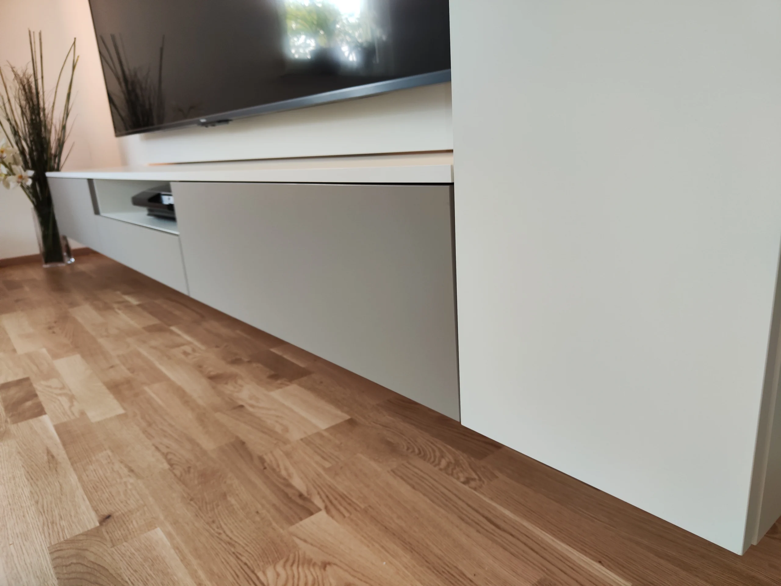 L023 AP_Dusk White_Wohnwand_L013 AP_Nevada Greige_Lowboard front 6 Dusk-White Wohnwand mit Nevada Greige Lowboard Front