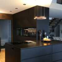 Moderne schwarze Küche mit ultramatter Oberfläche im Dekor 0080 AP Aptico – stilvoll, elegant und pflegeleicht, Aptico Arbeitsplatten konfigurieren