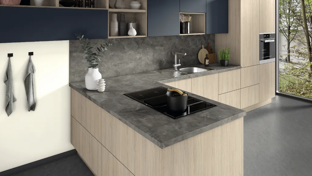 Moderne Küche mit L-förmiger Arbeitsplatte im Dekor Metal Rock Anthrazit und hellen Holzfronten.