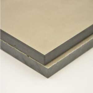 Vergleich von zwei HPL-Plattenkanten: Oben eine glatte, CNC-gefräste Kante und unten eine sägerau belassene Kante mit sichtbaren Schnittspuren.