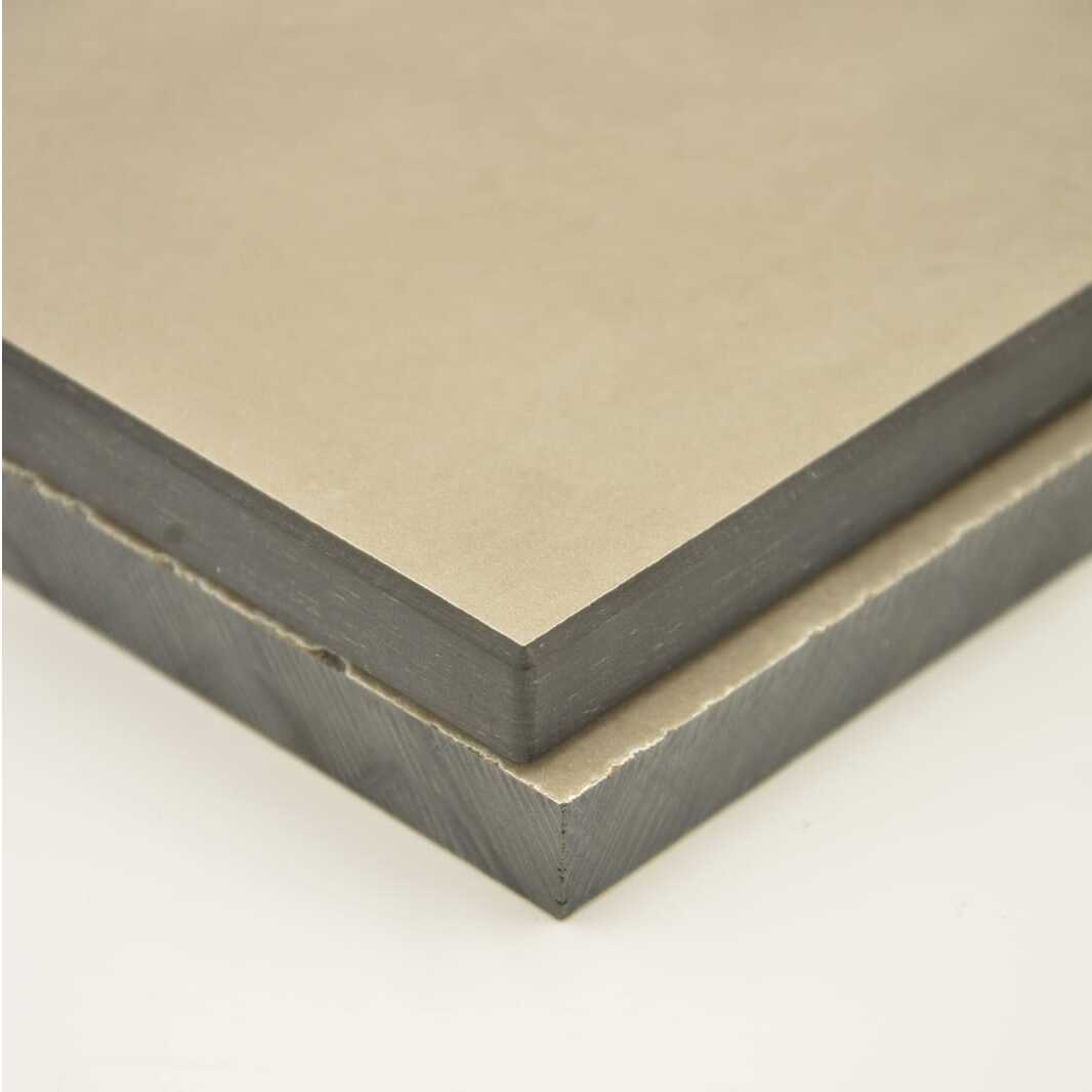 Vergleich von zwei HPL-Plattenkanten: Oben eine glatte, CNC-gefräste Kante und unten eine sägerau belassene Kante mit sichtbaren Schnittspuren.