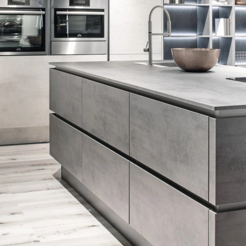 Kücheninsel mit einer Laminat Arbeitsplatte & fronten im selben Dekor