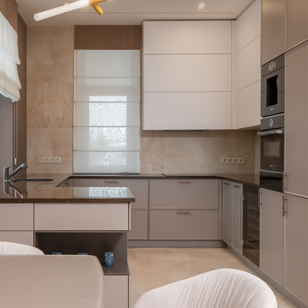 Küche mit Glasoptik Magnolia Matt Fronten + Esstischplatte