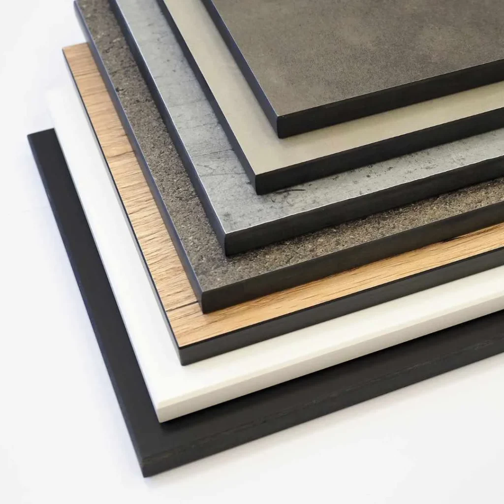 ein Stappel mit 7 HPL Platten in den verschiedensten Dekoren