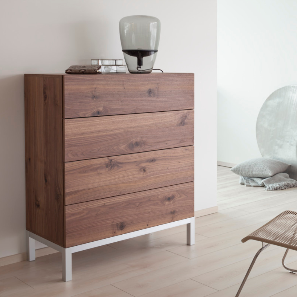 Komode aus Echtholzfurnierten Platten des Dekors Nuss Rustikal