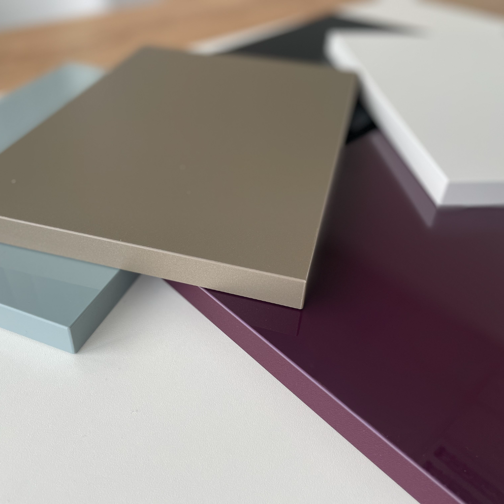 A4 Senosan Platten mit matter & hochglanz Oberflächen auf einem Tisch verteilt