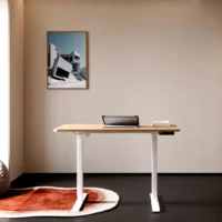 Höhenverstellbarer Schreibtisch in Weiß mit Holzdekor Tischplatte