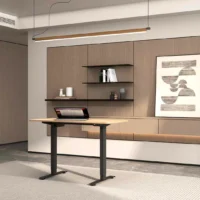 Höhenverstellbarer Schreibtisch mit schwarzem Gestell und Holzdekor Tischplatte