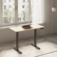 Höhenverstellbarer Schreibtisch mit schwarzem Gestell und Holzdekor Tischplatte