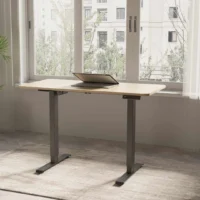 Höhenverstellbarer Schreibtisch mit schwarzem Gestell und Holzdekor Tischplatte