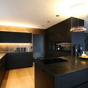 Moderne schwarze Küche mit ultramatter Oberfläche im Dekor 0080 AP von Fundermax Aptico