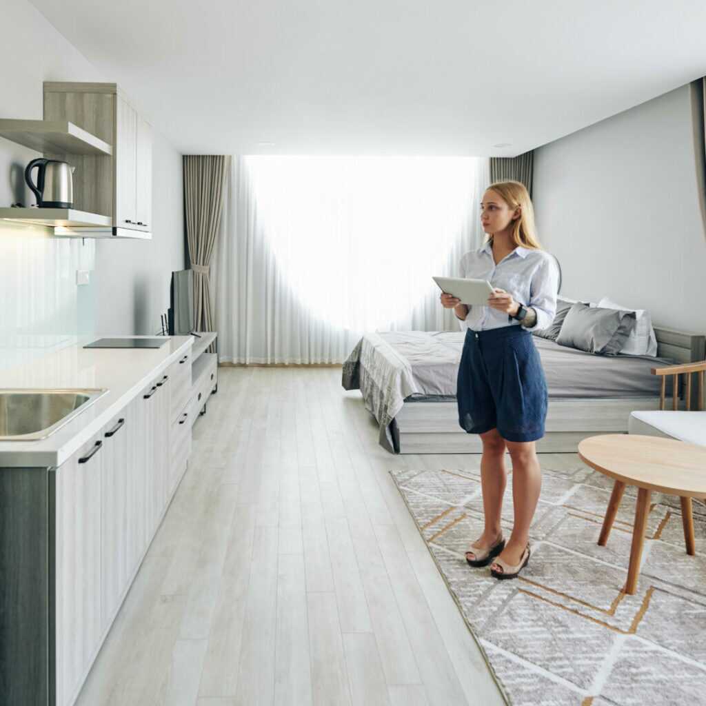 Küche mit hellem Holzdekor und weißer Arbeitsplatte