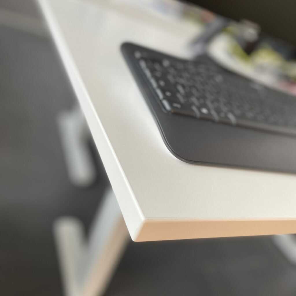 Tischplatte Weiss mit Tastatur