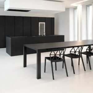 Küche + Esstisch in Fenix Nero Ingo Dekor gekleidet