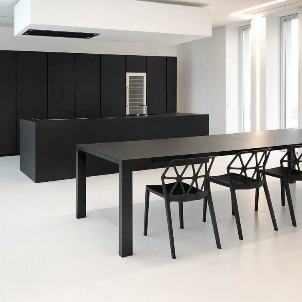 Küche + Esstisch in Fenix Nero Ingo Dekor gekleidet