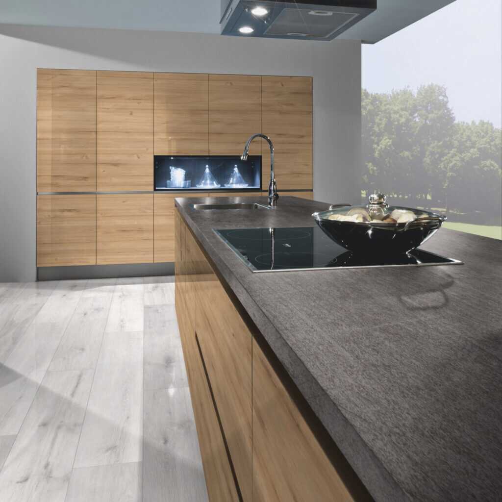 moderne Küche mit Laminatarbeitsplatte und Holzdekor