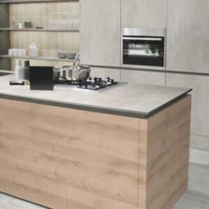 Küche mit Laminat Arbeitsplatte und Holzdekor Fronten