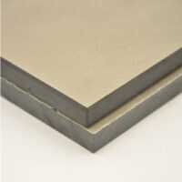 Vergleich von zwei HPL-Plattenkanten: Oben eine glatte, CNC-gefräste Kante und unten eine sägerau belassene Kante mit sichtbaren Schnittspuren.