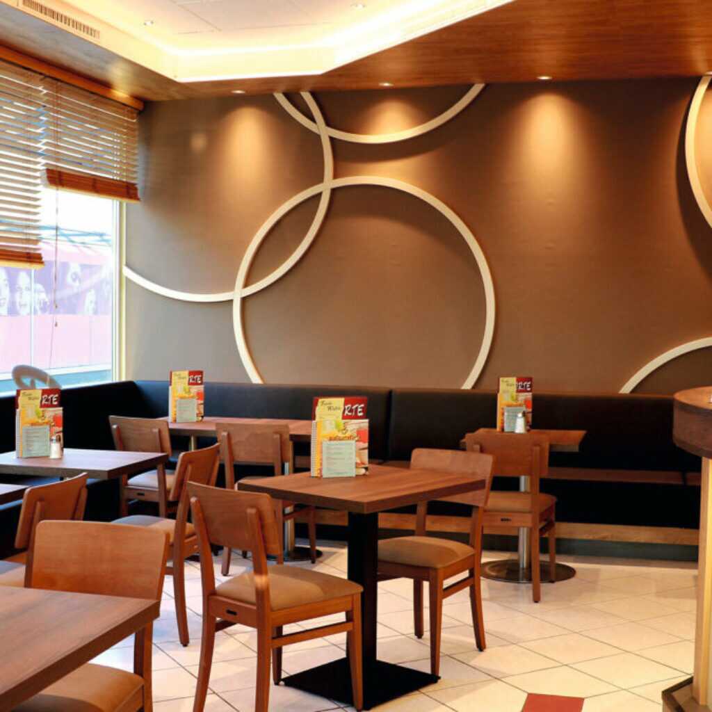 Holztische und Verkleidung im Kaffee