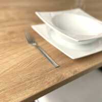 Holztisch Nahansicht mit weißem Geschirr