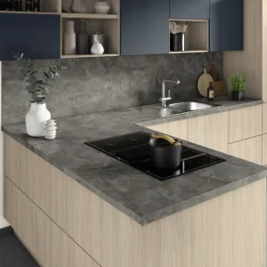 Moderne Küche mit L-förmiger Arbeitsplatte im Dekor Metal Rock Anthrazit und hellen Holzfronten.