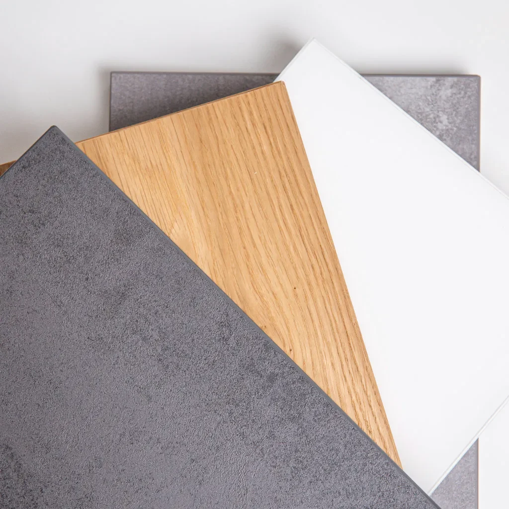 4 A4 große Dekorplatten in unterschiedlichen Dekoren wie 2x im Steindekor, 1x Unidekor & einer im Holzdekor