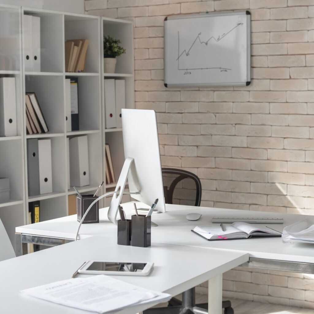 Zwei Bürotische mit weißem Dekor