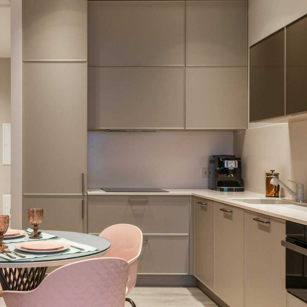 Küche mit Glasoptik Fronten und 2 Rosa Esszimmerstühlen