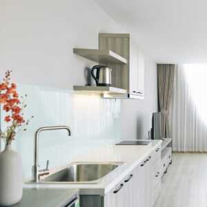 Laminat Arbeitsplatte hell und Wandboards im Design der Fronten