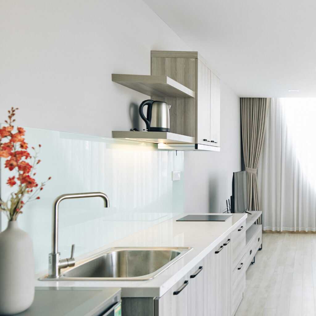 Laminat Arbeitsplatte hell und Wandboards im Design der Fronten